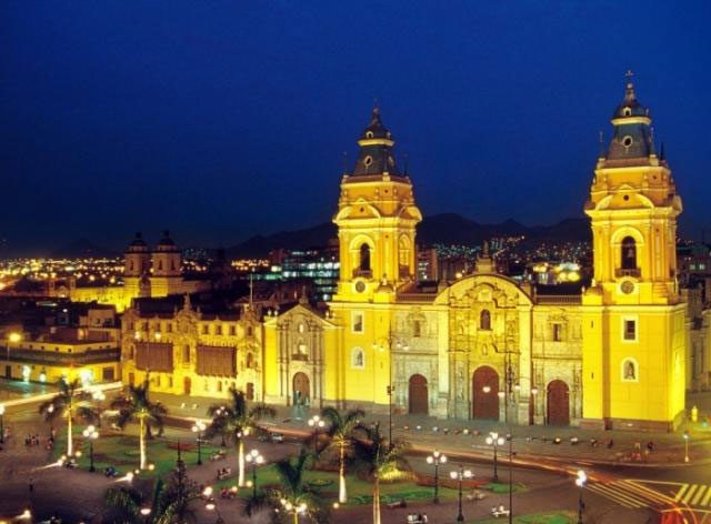 Place principale de Lima de nuit