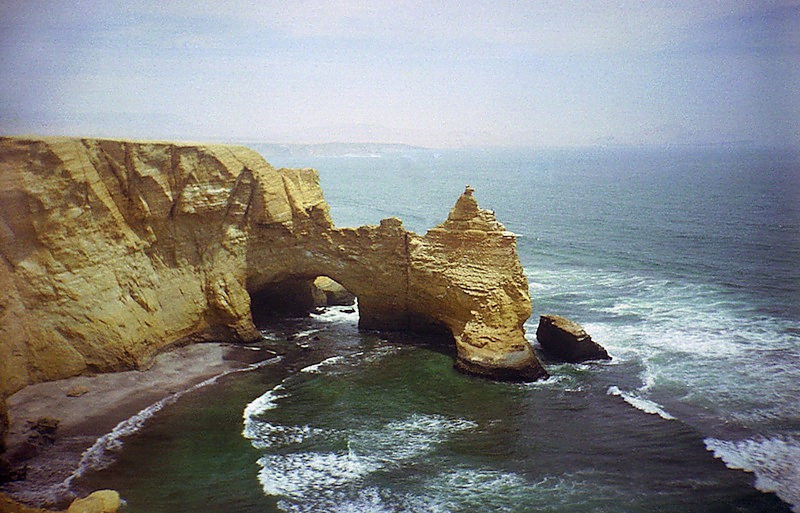 Falaises rouges de la côte de Paracas