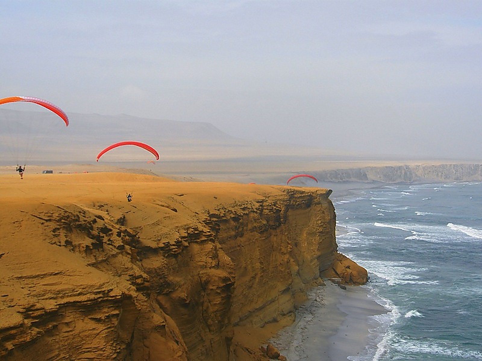 Parapente au-dessus des falaises de Paracas